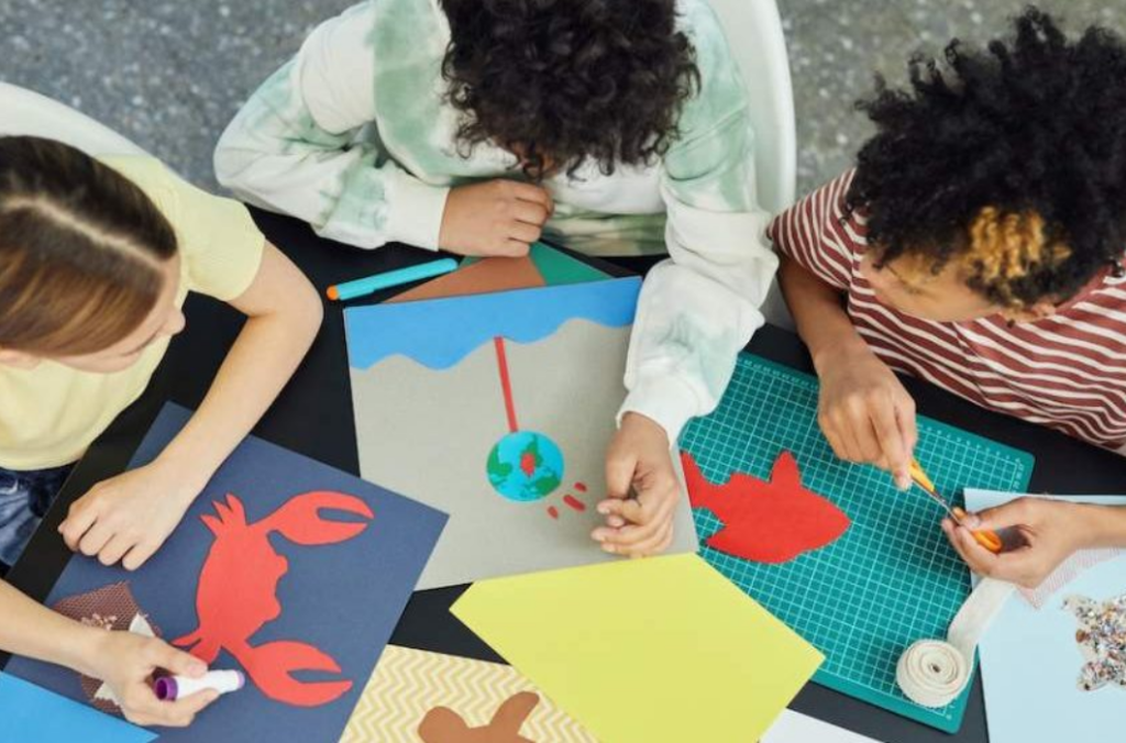 Tu nuevo empleo está aquí como ayudantes en talleres de manualidades para niños