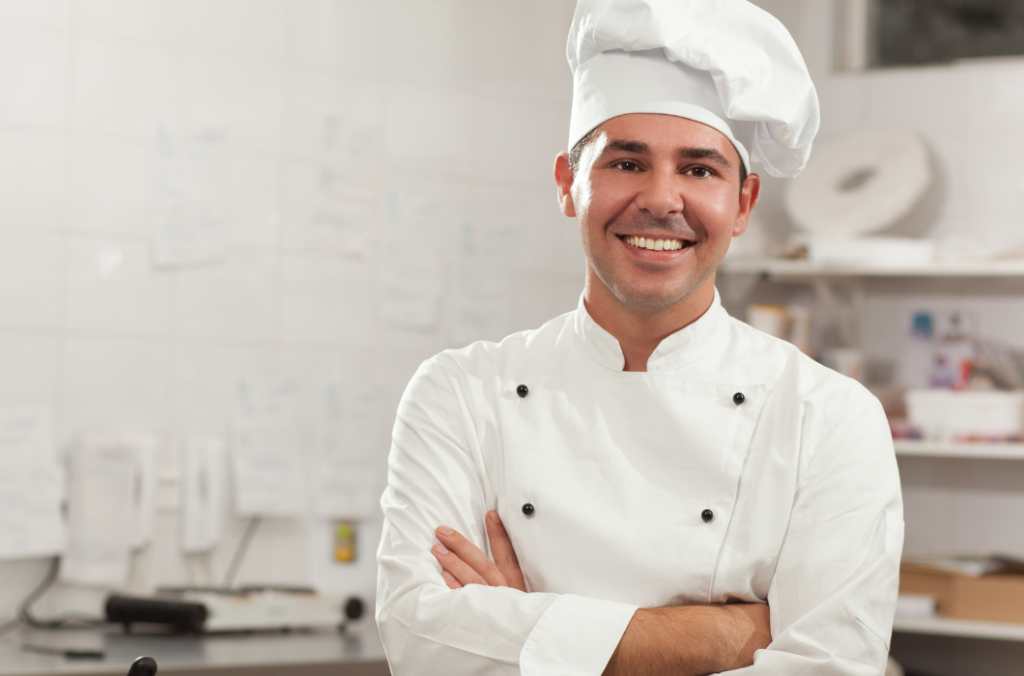 Aplica y comienza como auxiliares de cocina